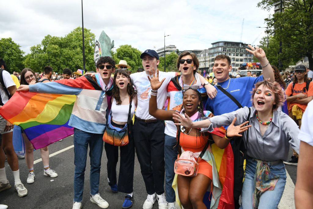 Heartstopper cast viert pride